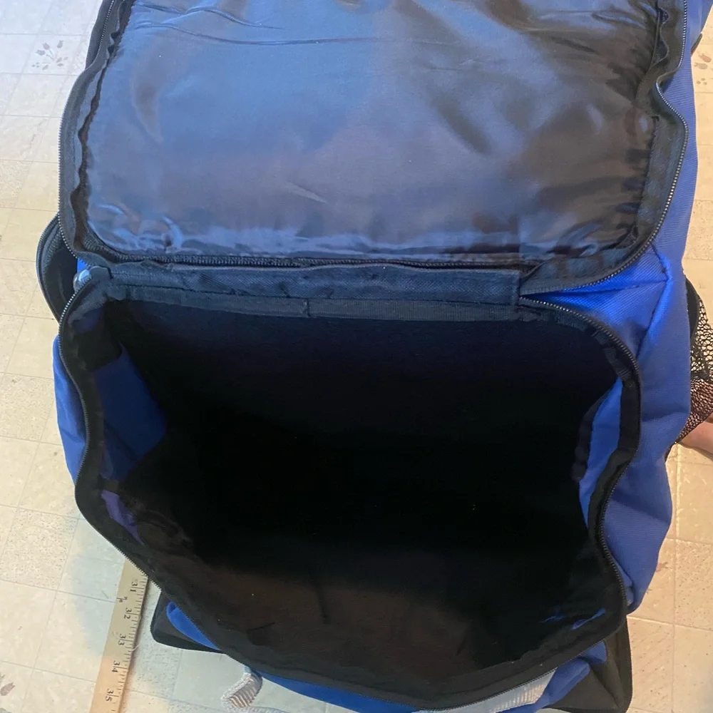 Rubbermaid Blue and Black Garment/Sports Bag with Durable Design